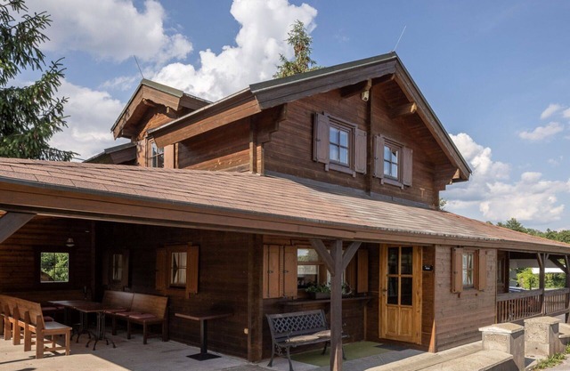 Stunning private villa for 8 people with WIFI, hot tub, TV, terrace, pets allowed and parking