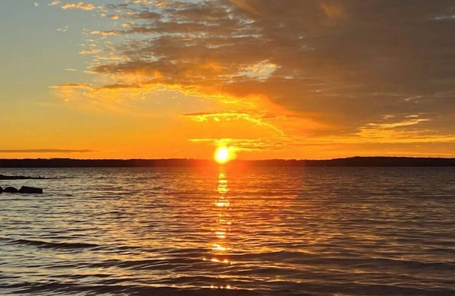 STUNNING 100 FEET OF PRIVATE BEACH ON GRAND TRAVERSE BAY WITH HOT TUB