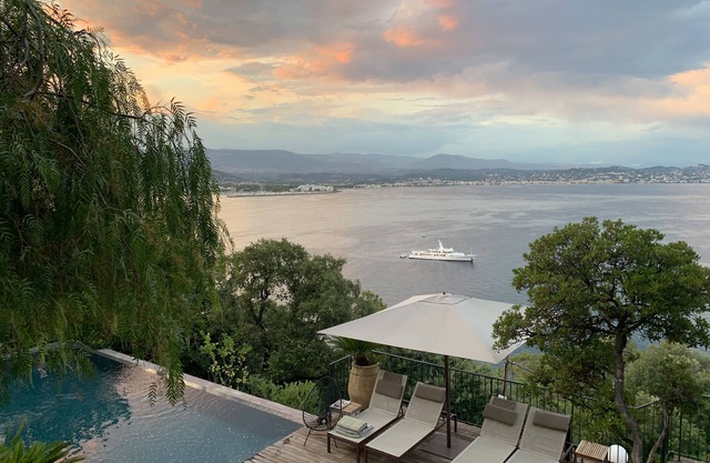 Stunning 180º view of the sea and bay of Cannes, 100 m away from the sea, pool