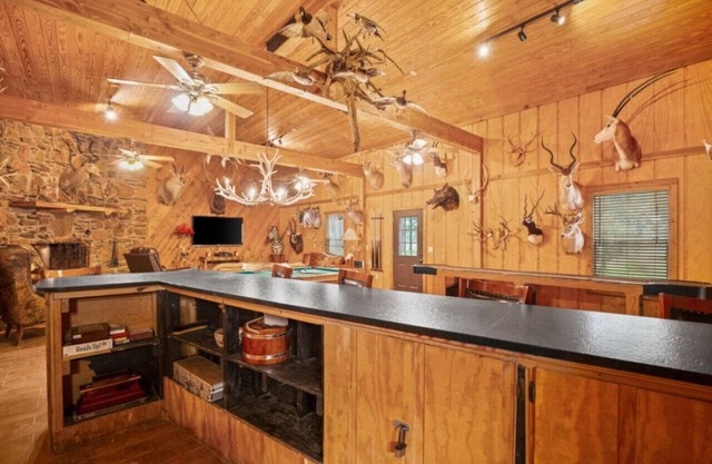 Stunning 3,000 Acre Exotic Game Ranch | Sleeps 36