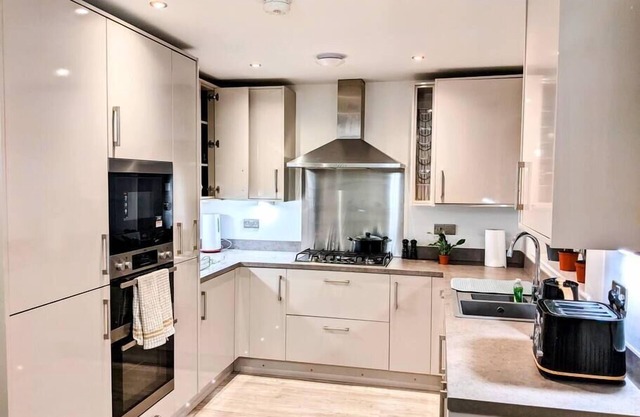 Stunning 3 Bed Home Private Drive close to Teesside Airport