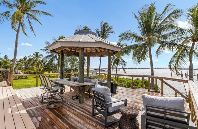 Stunning 3 bedroom, 2.5 bathroom waterfront/dockside home