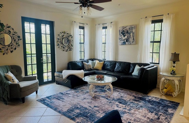 Stunning 3BRD, 2.5-Bath in Exclusive Naples Resort - Luxury Living in Paradise!