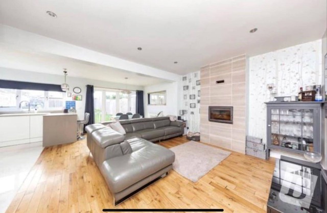 Stunning 4-Bed House in Gidea Park