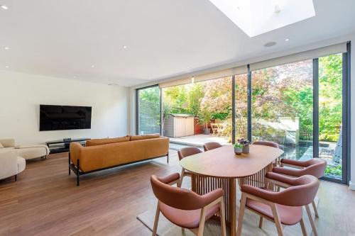 Stunning 4 Bedroom home in Holland Park