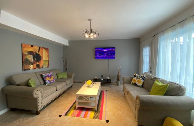 Stunning 5-Bdrm Home, Gorgeous & Renovated, near Canal Lachine, family size