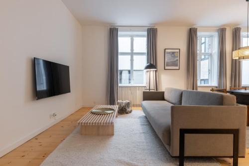 Stunning 5 BR Apartment by The Lakes