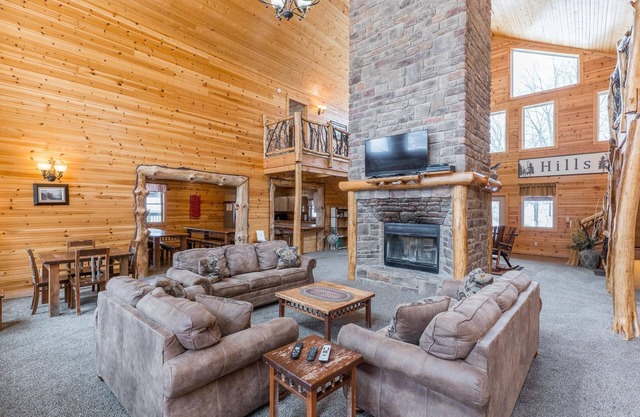Stunning 7 bedroom lodge with in-ground pool! Just minutes from Cantwell Cliffs!