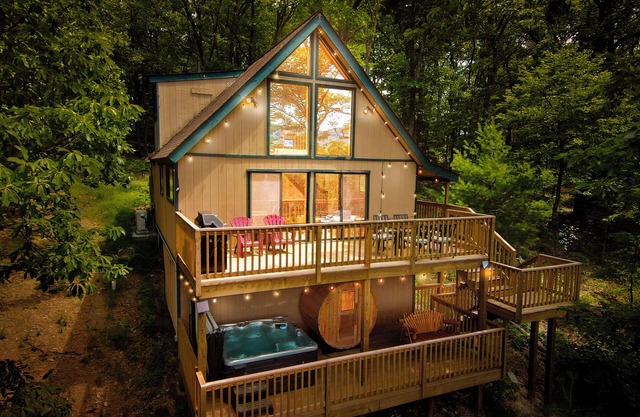 Stunning A-Frame in Basye - Sauna, Jacuzzi, Sleeps 8, Games, 3 bdr, and 2 bath.