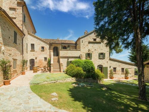 Stunning Apartment in Mombaroccio near Metauro River