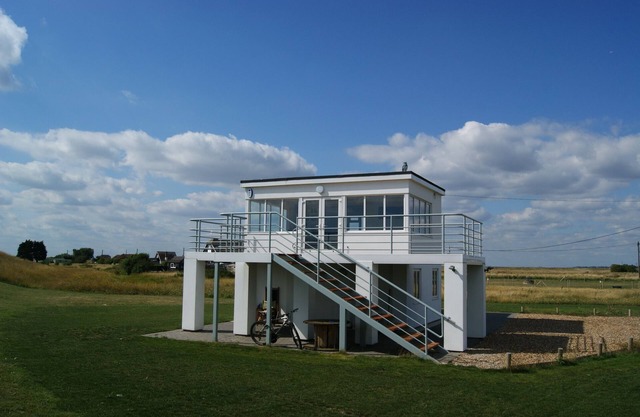 Stunning Art Deco house in the middle of farmland yet near to the beach