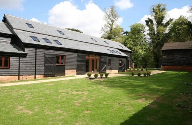 Stunning barn conversion sleeping 10 - Pet friendly!