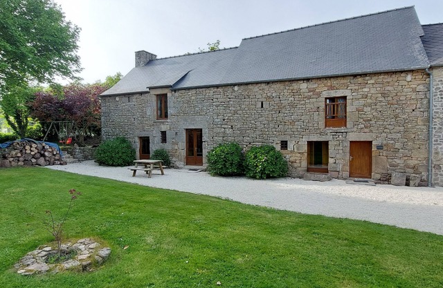 Stunning barn conversion, vaulted ceilings, huge walk-in fireplace, u/fl heating