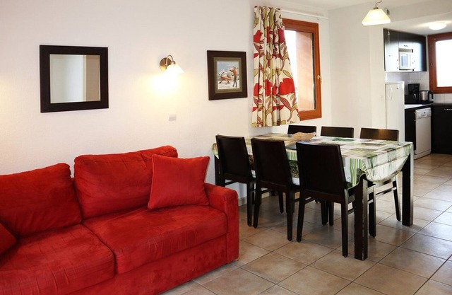 Stunning Chalet with Pool, Sauna, and Ski Access for 6 Guests