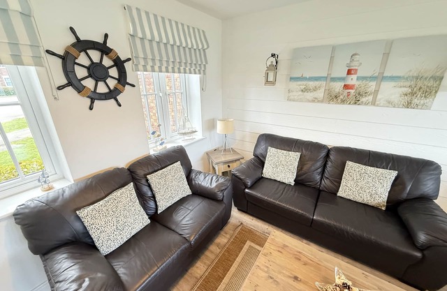 Stunning Coastal Cottage - Sleeping 5 in 2 Bedrooms - Pool and Beach Access Included.