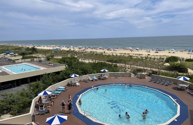 Stunning Direct Ocean Front Condo Double balcony overlooking Beach & Pool