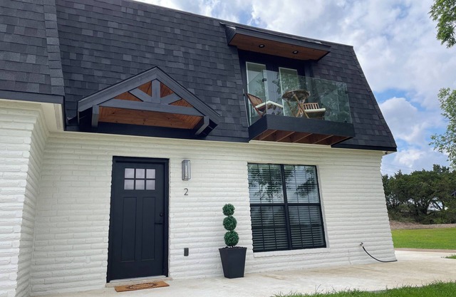 Stunning Glass Balcony Townhome with Rolling Hills View Near Six Flags & Boerne