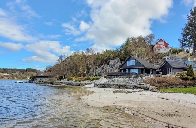 Stunning home in Sveio with kitchen
