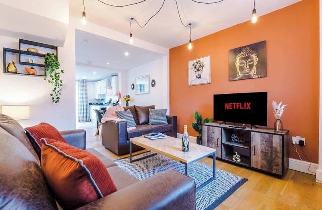 Stunning Home, Perfect for Groups, FREE Parking!