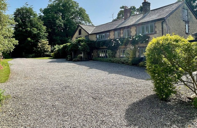 Stunning Home w/Tennis Court, Hot Tub, Huge Garden, 25 Mins to Beach