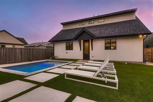 Stunning home - walk to square & heated pool