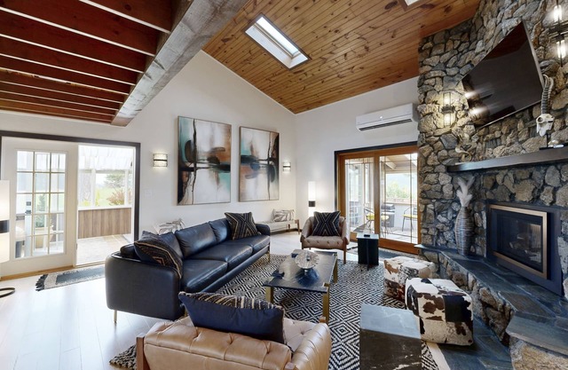 Stunning house w/hot tub, ping pong, foosball, outdoor fire pit