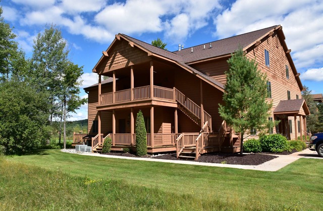 Stunning Knotty Pine Condo at Schuss Mountain