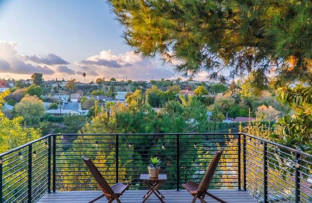 Stunning LA Luxury Retreat Ideal for Work or Play
