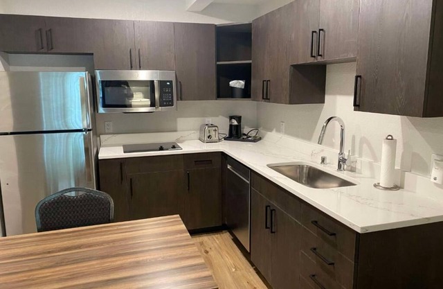 Stunning Lake Views, Spacious Rooms - Your Alaska Getaway