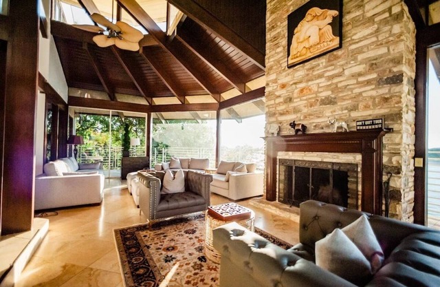 Stunning Lakeway Paradise: Waterfront w Pool Spa