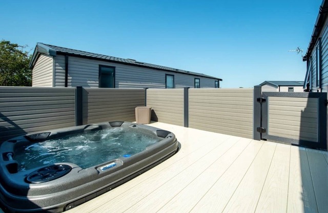 Stunning lodge with one double with en-suite shower and one twin.