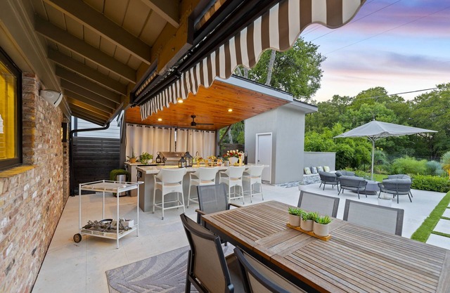 Stunning Mid-Century Home, Pool/Hot Tub, Perfect!