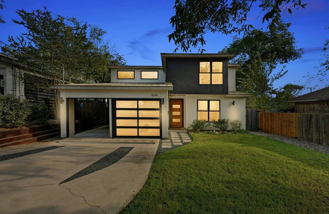 Stunning Mid-century Perfection, Heated Pool & Hot Tub Zilker & Barton Springs!