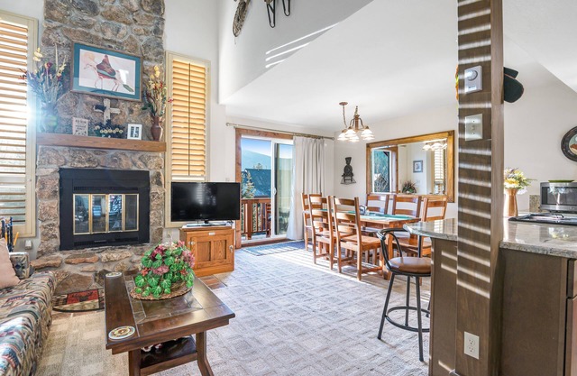 Stunning Mountain Condo Near the Slopes W/Two Balconies, Mtn Views & WiFi