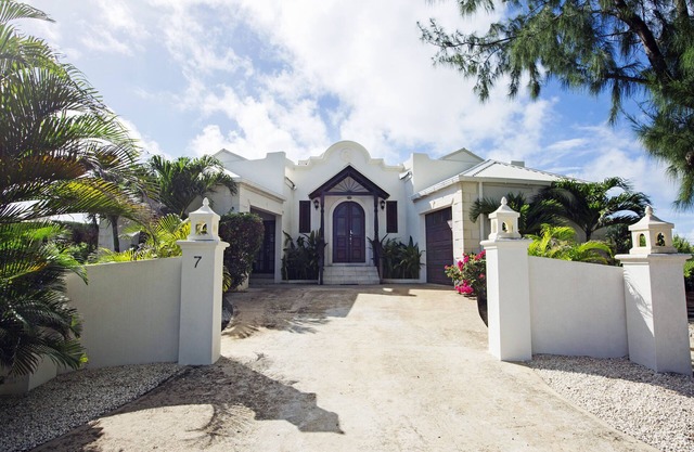 Stunning ocean-view luxury villa for island getaways and idyllic honeymoons