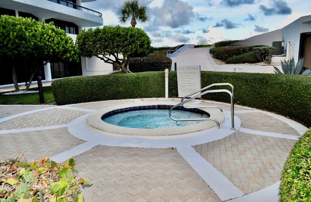 Stunning Palm Beach 2-bedroom condo in beautiful Palm Beach with AC, fitness