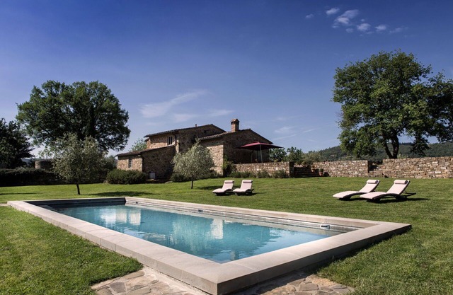 Stunning private villa for 22 people with WIFI, private pool, A/C, TV, veranda and panoramic view