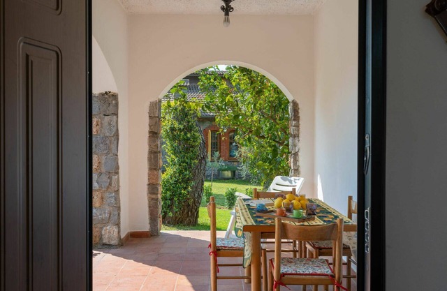 Stunning private villa for 6 people with WIFI, A/C, TV, patio, pets allowed and parking