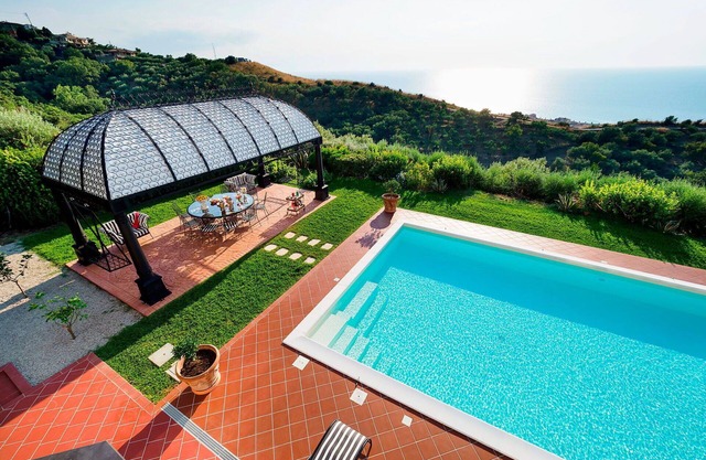 Stunning private villa with private pool, A/C, WIFI, TV, terrace, panoramic view and parking