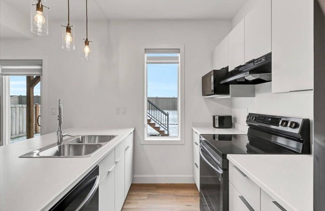 Stunning Private Suite | Full Kitchen | Free WIFI