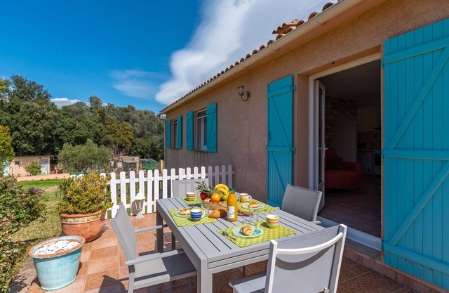 Stunning private villa for 4 people with WIFI, A/C, TV, terrace and parking