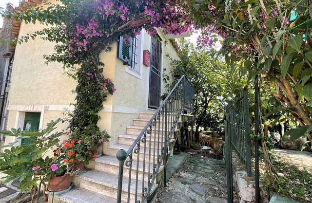 Stunning private villa for 4 guests with WIFI, TV, patio, pets allowed and panoramic view