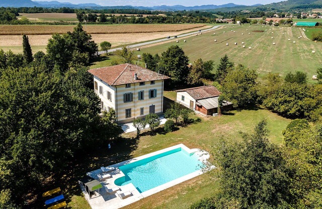 Stunning private villa for 16 guests with private pool, WIFI, TV, patio and pets allowed