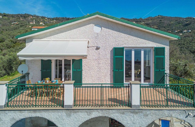 Stunning private villa for 6 people with A/C, WIFI, TV, patio, pets allowed and parking