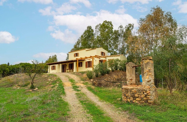 Stunning private villa for 4 people with WIFI, A/C, TV, pets allowed, panoramic view and parking