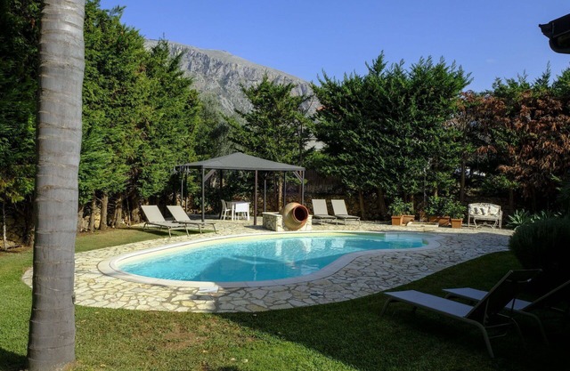 Stunning private villa for 7 people with WIFI, A/C, private pool, TV and patio