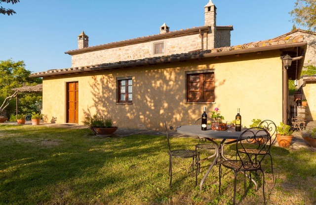 Stunning private villa for 9 people with WIFI, private pool, TV, veranda and pets allowed