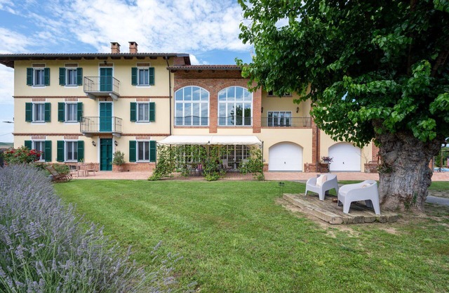 Stunning private villa with WIFI, hot tub, TV, patio, pets allowed, panoramic view and parking
