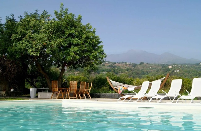 Stunning private villa for 6 people with pool, WIFI, TV, patio and parking