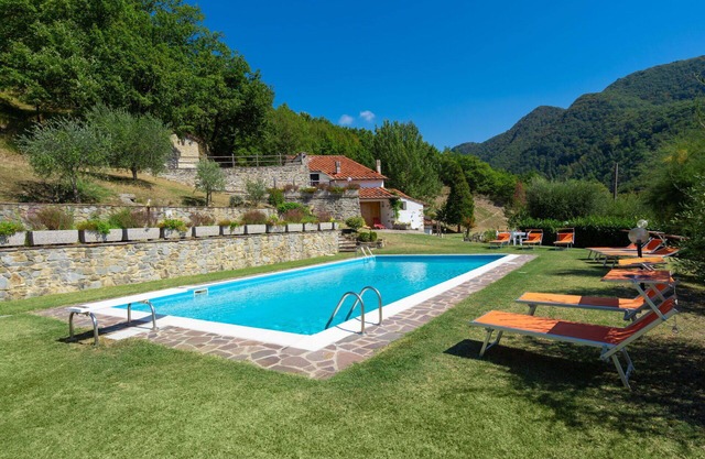 Stunning private villa for 10 guests with private pool, WIFI, TV, patio and pets allowed